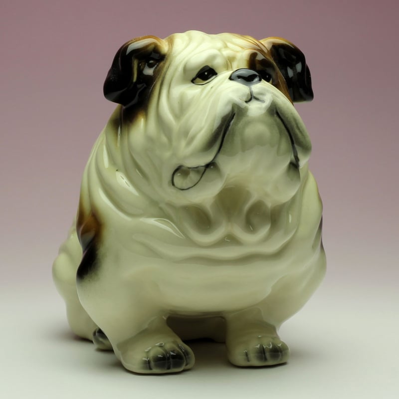 陶器犬置物 イングリッシュブルドッグ 三毛 座り姿 | Haniibaaz