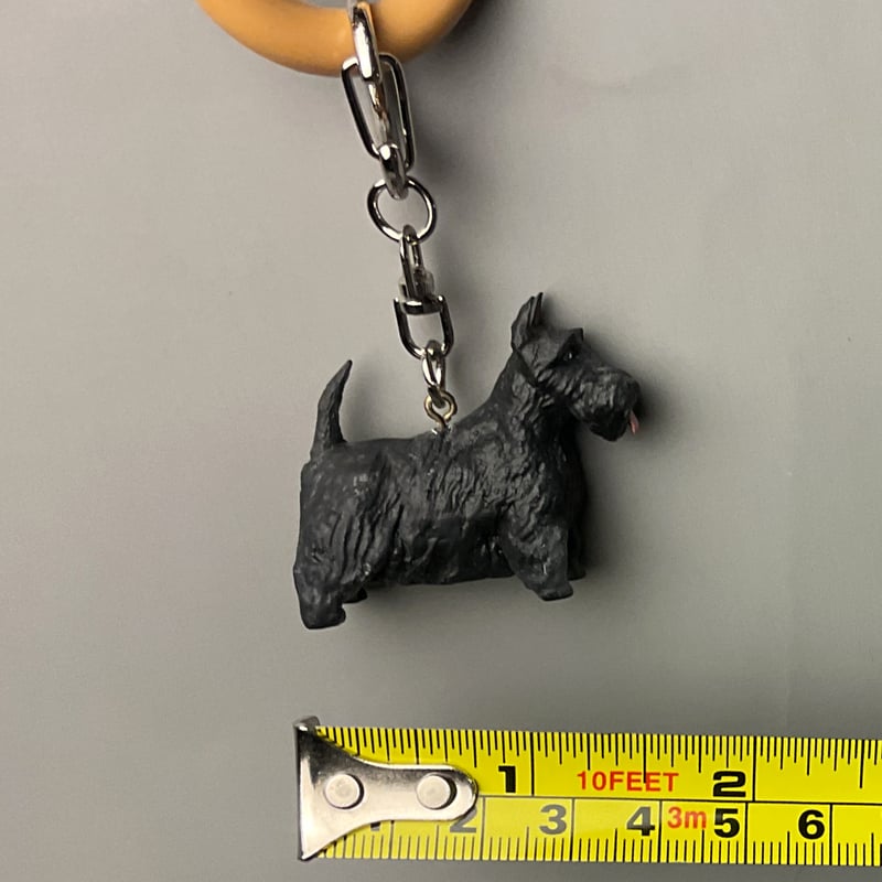 犬置物 スコティシュテリア黒 樹脂製 キーホルダー | Haniibaaz 犬置物 スコティシュテリア黒 樹脂製 キーホルダー | Haniibaaz