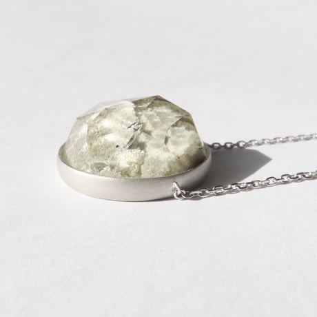 ホワイトガーデンクォーツ パイライトイン 17mmRD かんなカット necklace