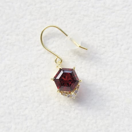 【pierced】　ガーネット　6mm　ゆきんこカット　片耳