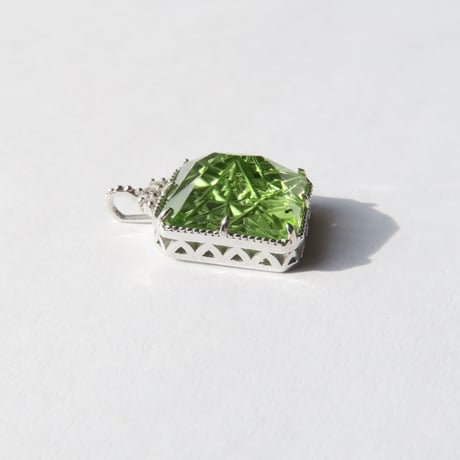 ペリドット 10×8mmオクタゴン 甲州貴石切子 charm