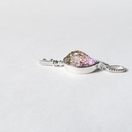 【charm】　アメトリン 10×7mm月型 甲州貴石切子