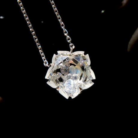 【necklace】　白水晶　10mm　ぺたんこさくらシェイプ