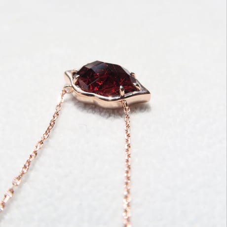 ガーネット リップ型 甲州貴石切子 necklace
