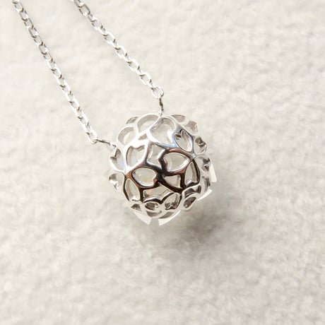 【necklace】　白水晶　10mm　ぺたんこさくらシェイプ