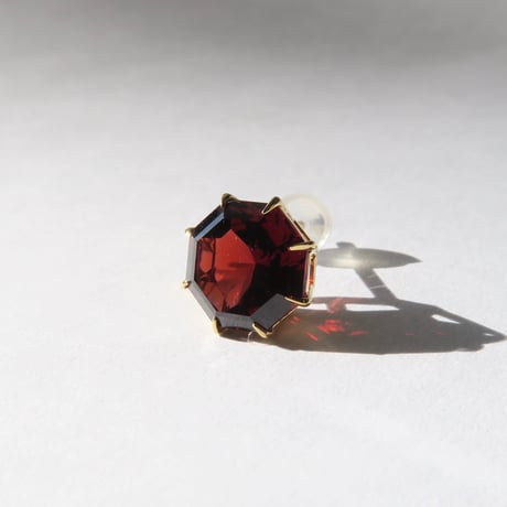ガーネット 8mm アトリアカット pierce(片耳)