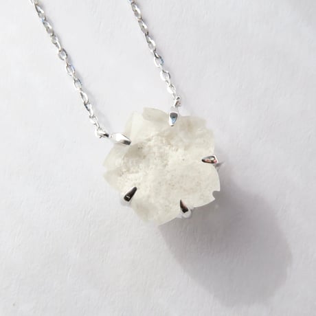 ホワイトガーデンクォーツ 10mm さくらシェイプカット necklace