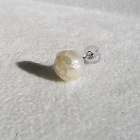 【pierced】　カービング淡水パール　片耳