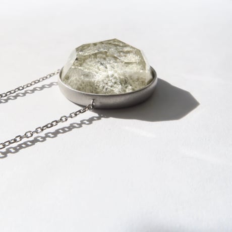 ホワイトガーデンクォーツ パイライトイン 17mmRD かんなカット necklace