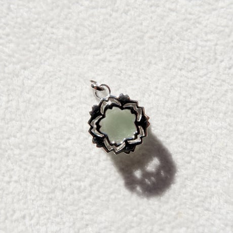 【charm】　クロライトインクォーツ　10mm　ぺたんこさくらシェイプ