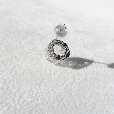 【pierced】　白水晶 8.5mm 桜型 甲州貴石切子(片耳)