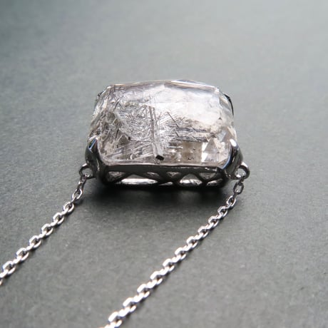 【necklace】　ルチル結晶入りホワイトガーデンクォーツ　かんなカット