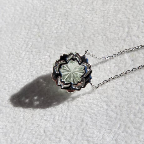 【necklace】　グリーンクォーツ 桜型 甲州貴石切子
