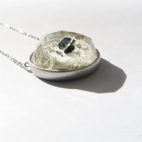 ホワイトガーデンクォーツ パイライトイン 17mmRD かんなカット necklace