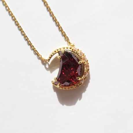 ガーネット 10×7mm 月型 甲州貴石切子 necklace