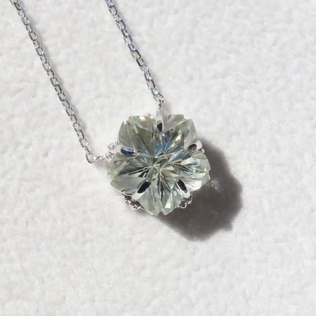 【necklace】　グリーンクォーツ 桜型 甲州貴石切子