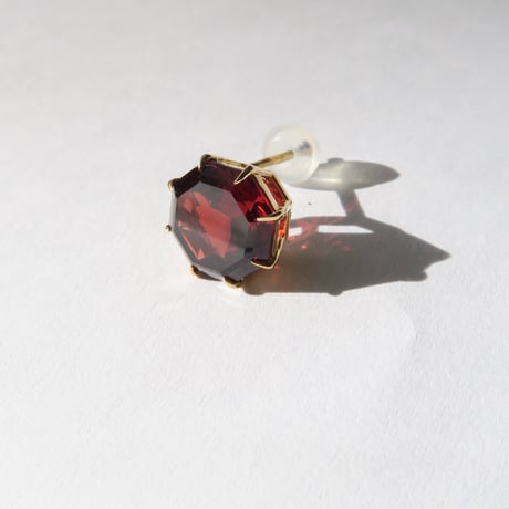 ガーネット 8mm アトリアカット pierce(片耳)