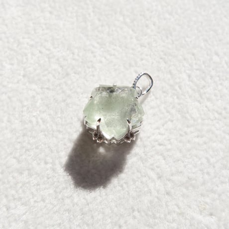 【charm】　クロライトインクォーツ　10mm　ぺたんこさくらシェイプ