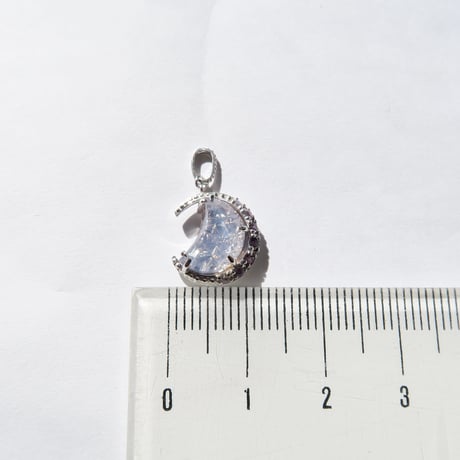 【charm】　ミルキーアメジスト 月型 甲州貴石切子