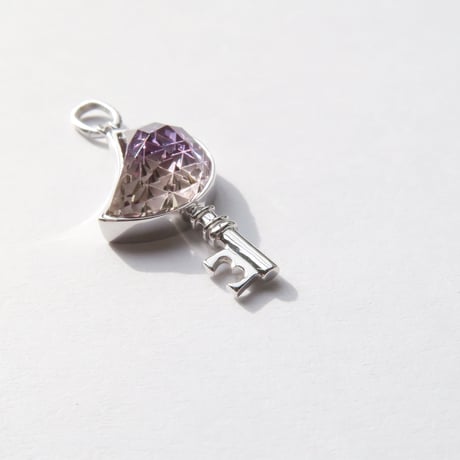 【charm】　アメトリン 10×7mm月型 甲州貴石切子