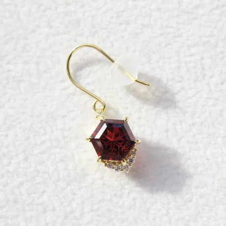 【pierced】　ガーネット　6mm　ゆきんこカット　片耳