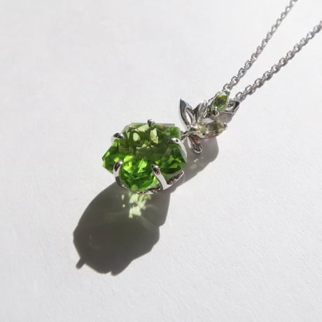 ペリドット 10mm さくらシェイプカット necklace