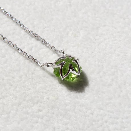 【necklace】　ペリドット 　7mm　さくらシェイプ