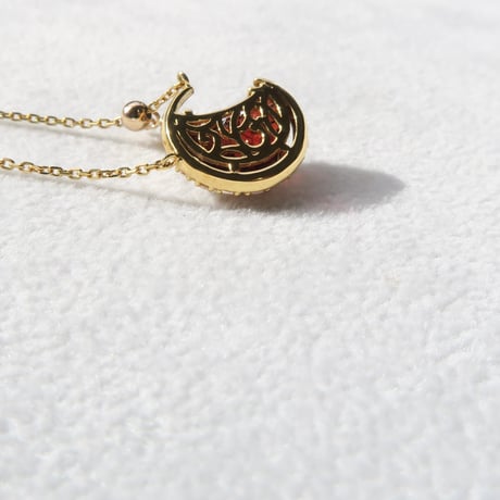 【necklace】　ガーネット 月型 甲州貴石切子