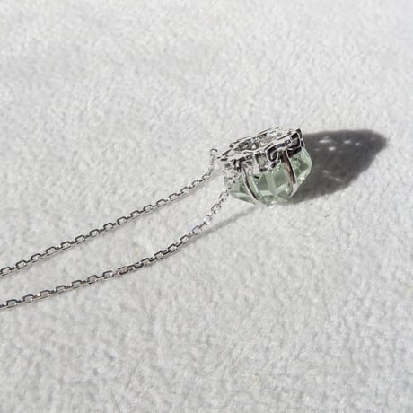 【necklace】　グリーンクォーツ 桜型 甲州貴石切子