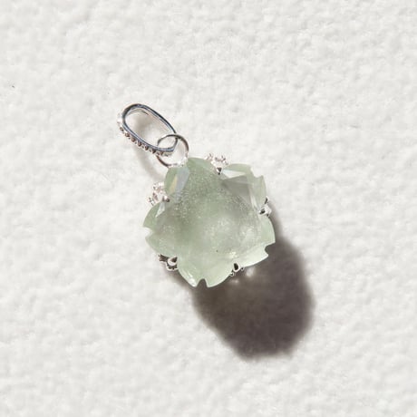 【charm】　クロライトインクォーツ　10mm　ぺたんこさくらシェイプ