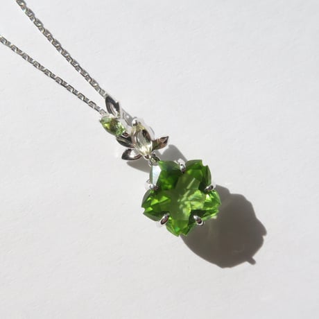 ペリドット 10mm さくらシェイプカット necklace