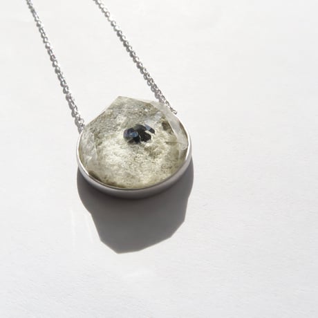 ホワイトガーデンクォーツ パイライトイン 17mmRD かんなカット necklace