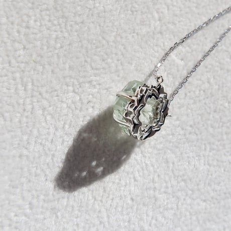 【necklace】　グリーンクォーツ 桜型 甲州貴石切子