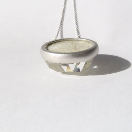 ホワイトガーデンクォーツ パイライトイン 17mmRD かんなカット necklace