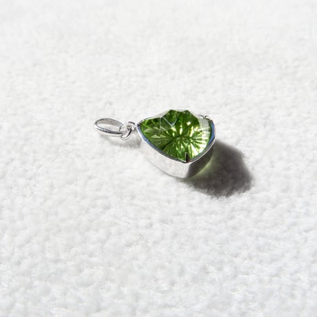 【charm】　ペリドット トリリアント型 甲州貴石切子