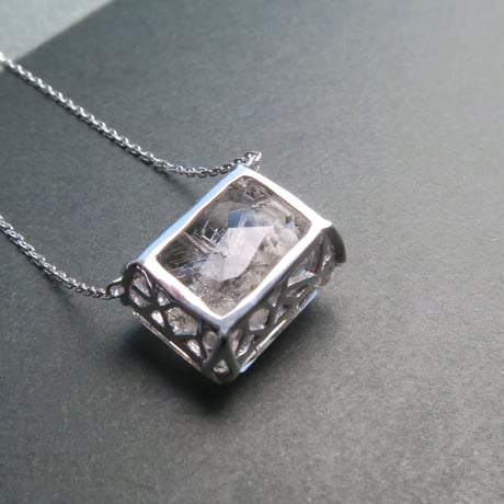 【necklace】　ルチル結晶入りホワイトガーデンクォーツ　かんなカット