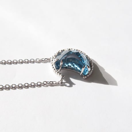 ロンドンブルートパーズ 10×7mm 月型 甲州貴石切子 necklace