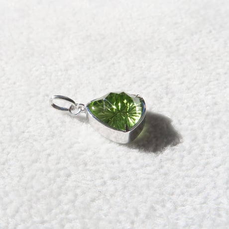 【charm】　ペリドット トリリアント型 甲州貴石切子