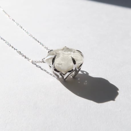 ホワイトガーデンクォーツ 10mm さくらシェイプカット necklace