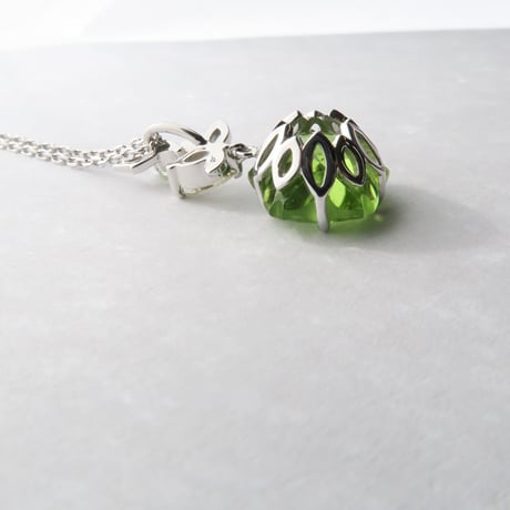 ペリドット 10mm さくらシェイプカット necklace