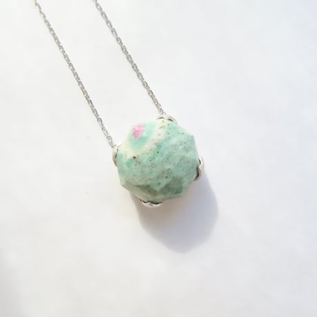 【necklace】　ルビーインフックサイト：シミズ貴石 かんなカット