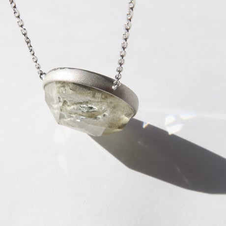 ホワイトガーデンクォーツ パイライトイン 17mmRD かんなカット necklace