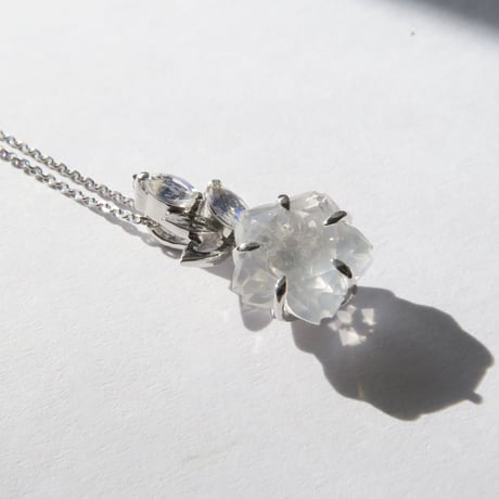 ミルキークォーツ 8.5mm さくらシェイプカット necklace