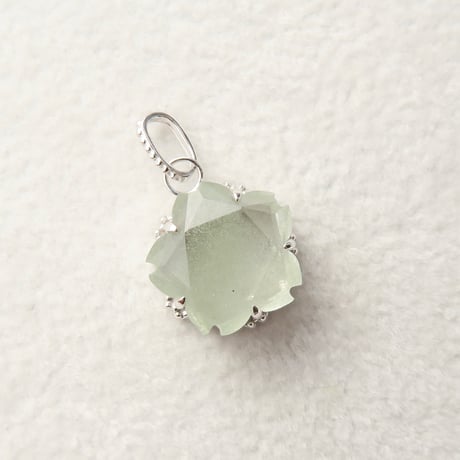 【charm】　クロライトインクォーツ　10mm　ぺたんこさくらシェイプ
