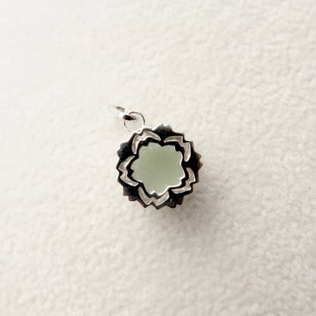 【charm】　クロライトインクォーツ　10mm　ぺたんこさくらシェイプ