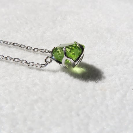 【necklace】　ペリドット 　7mm　さくらシェイプ