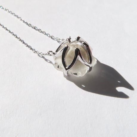 ホワイトガーデンクォーツ 10mm さくらシェイプカット necklace