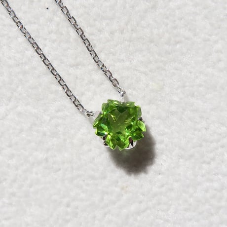 【necklace】　ペリドット 　7mm　さくらシェイプ