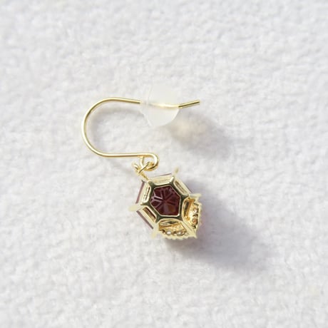 【pierced】　ガーネット　6mm　ゆきんこカット　片耳