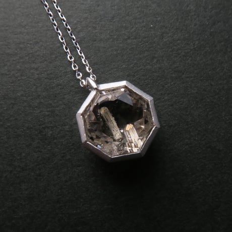 【necklace】　ルチル結晶入りクォーツ　かんなカット
